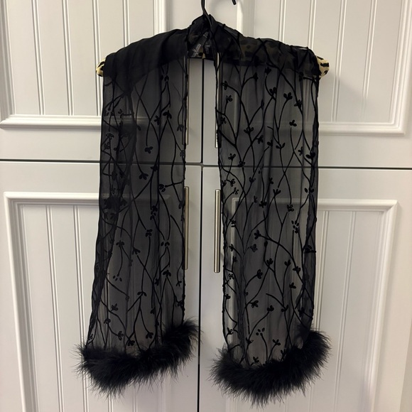 Giorgio Beverly Hills Dressy Scarf with feathering detail - Picture 9 of 9